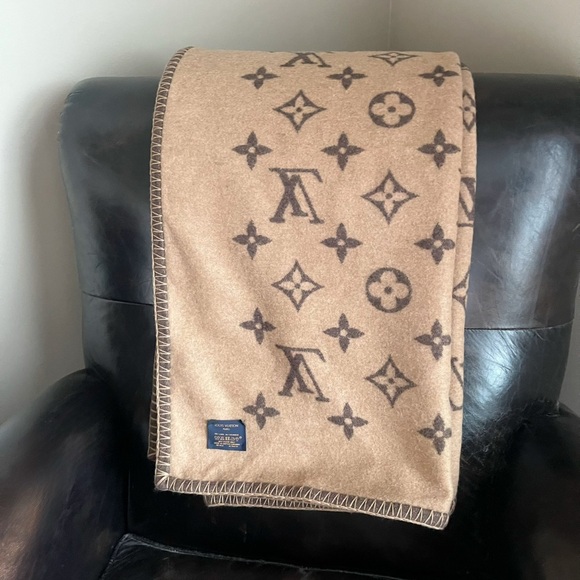 Louis Vuitton Blanket/Shawl/Throw - Picture 4 of 5